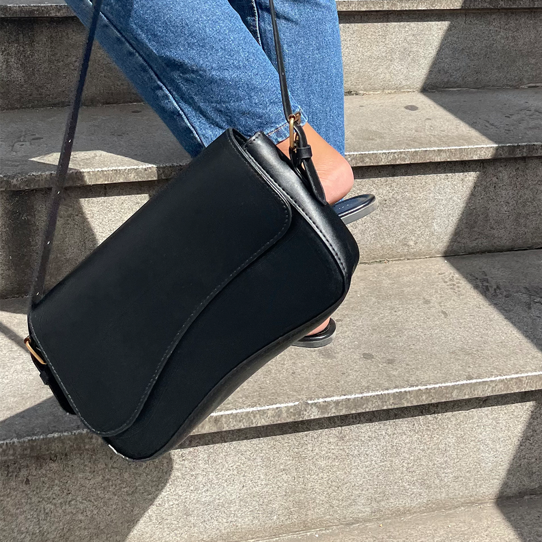 Bolsa transversal e baguete media Preta de couro premium Islara